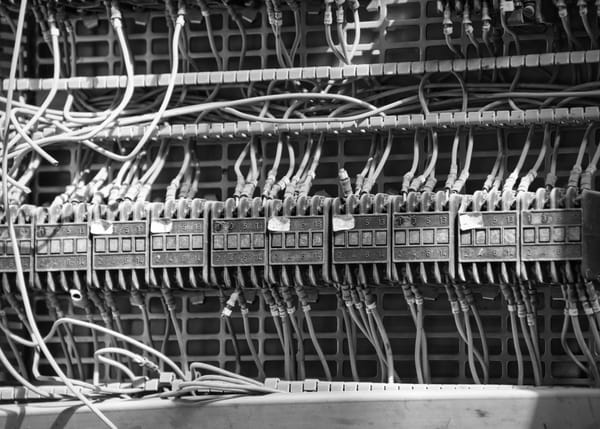 Teoría del internet muerto